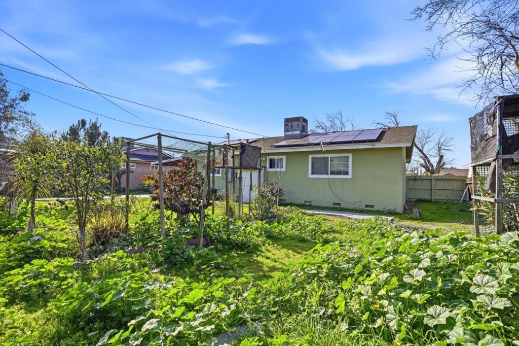 154 N Santa Rosa St, Los Banos, CA 93635