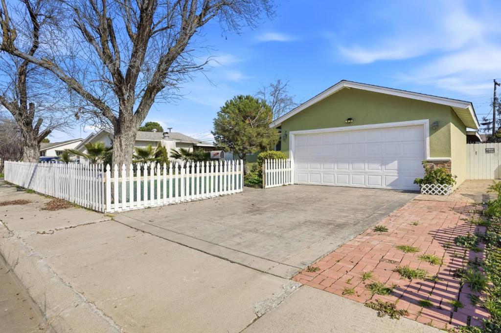 154 N Santa Rosa St, Los Banos, CA 93635