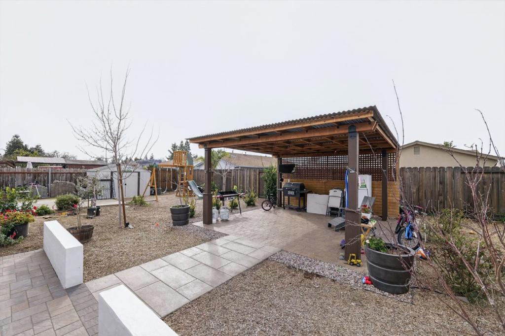 865 Locust Ave, Manteca, CA 95337