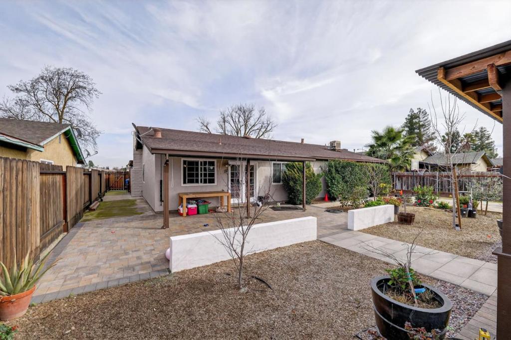 865 Locust Ave, Manteca, CA 95337