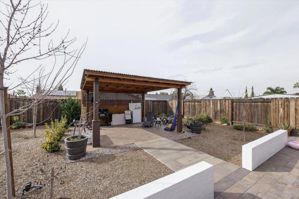 865 Locust Ave, Manteca, CA 95337