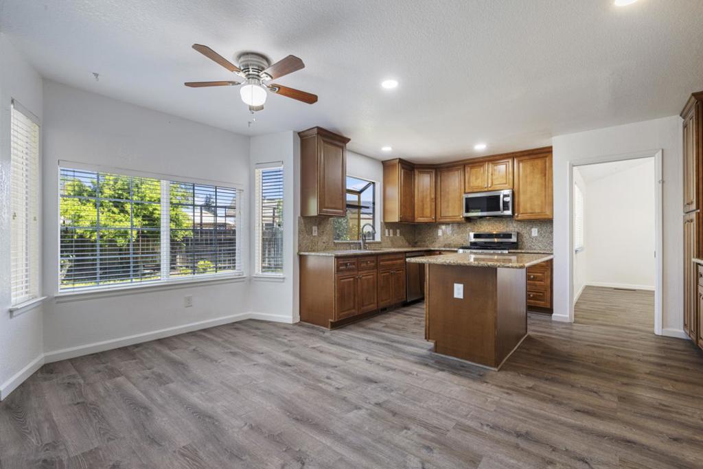 800 Treasure Ln, Manteca, CA 95337