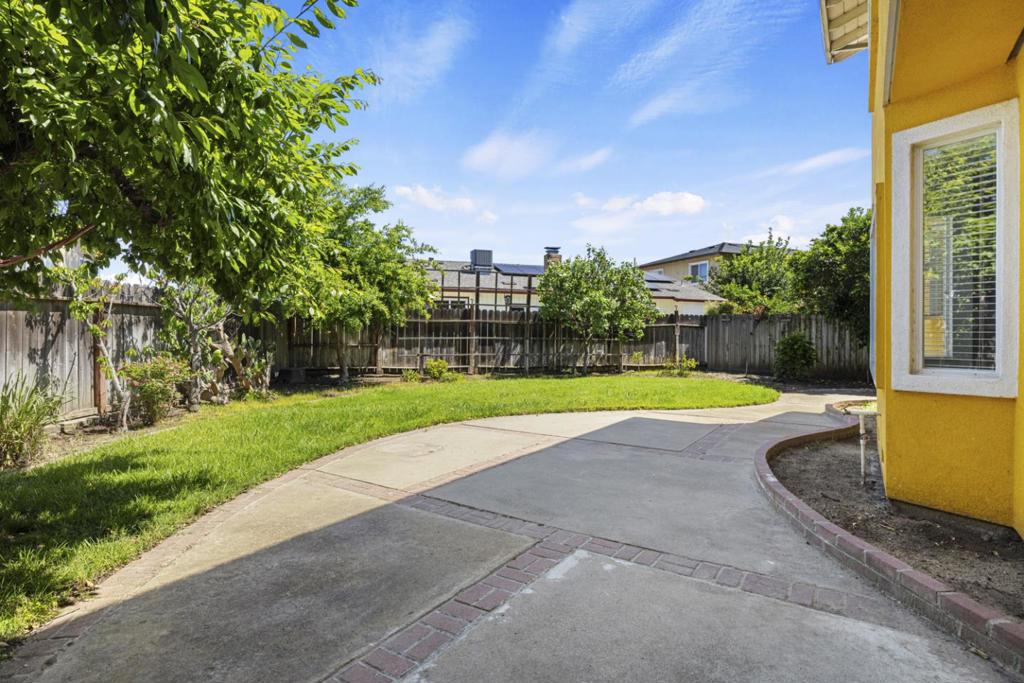 800 Treasure Ln, Manteca, CA 95337