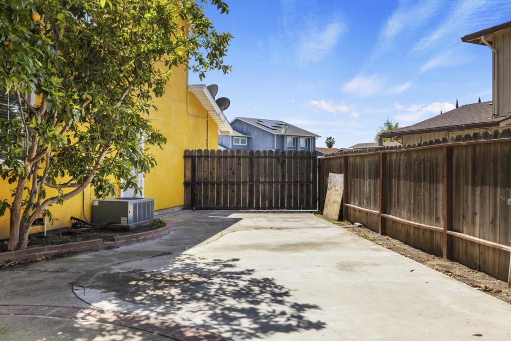 800 Treasure Ln, Manteca, CA 95337