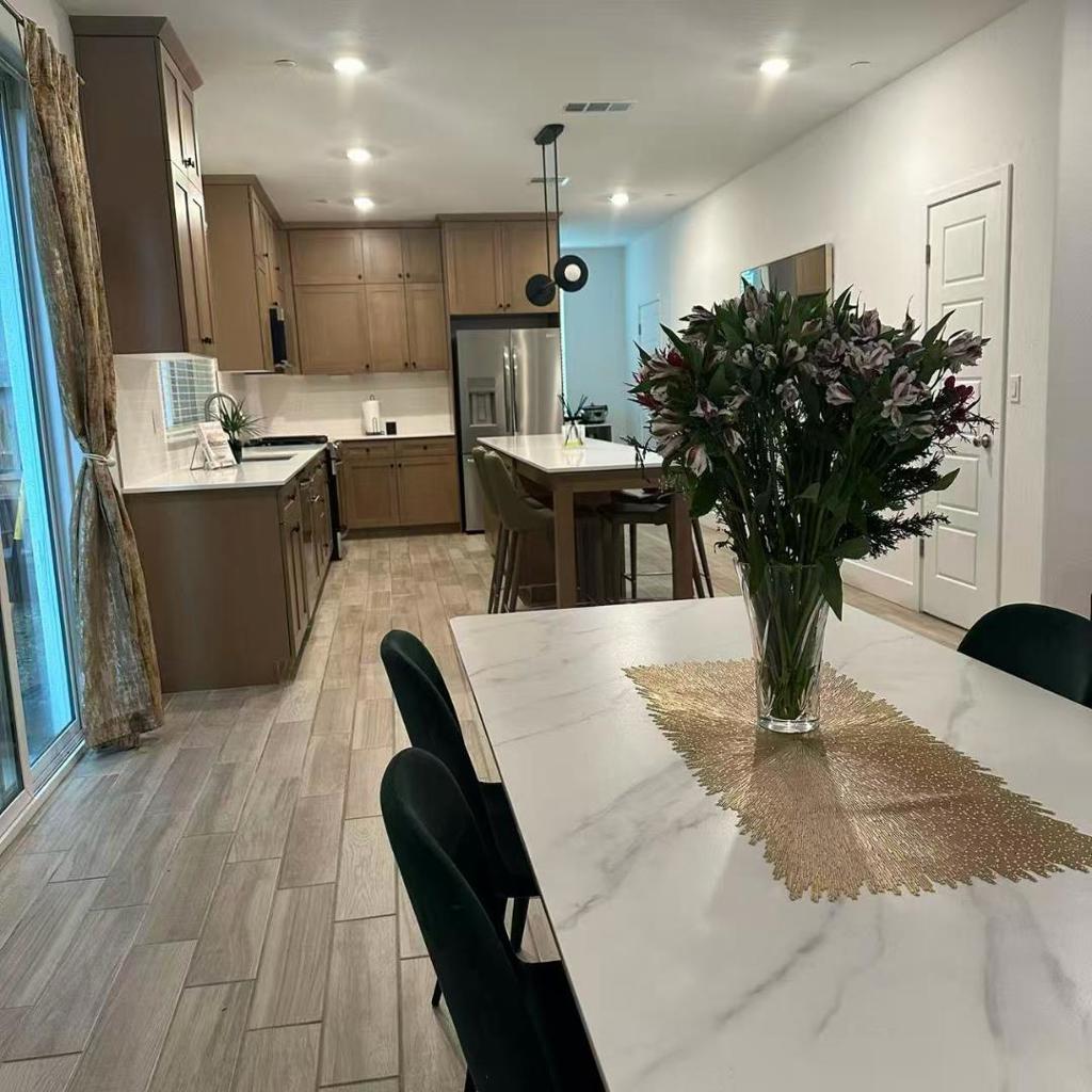 2732 E Teaberry Dr, Fresno, CA 93730