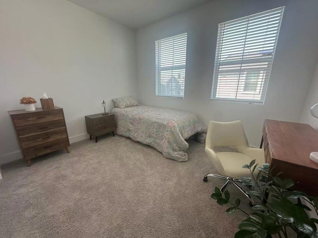 2732 E Teaberry Dr, Fresno, CA 93730