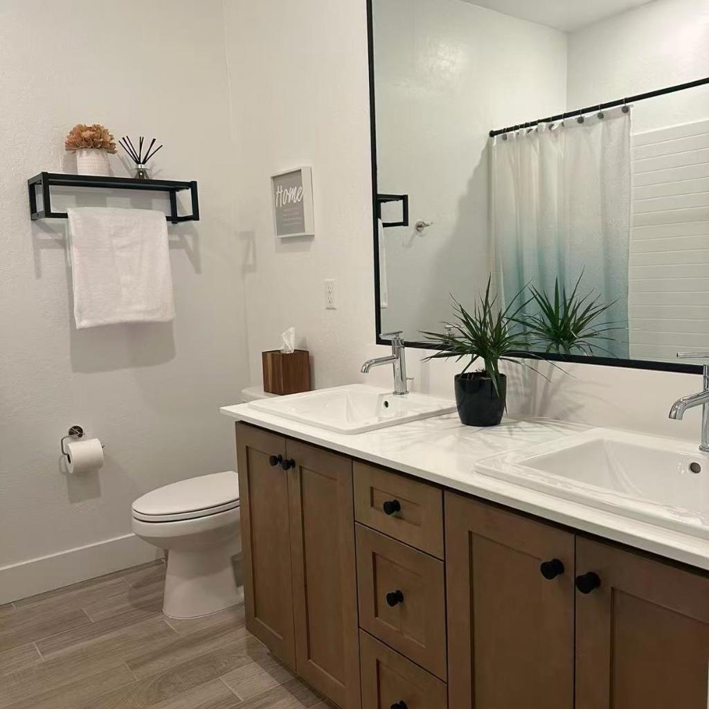 2732 E Teaberry Dr, Fresno, CA 93730