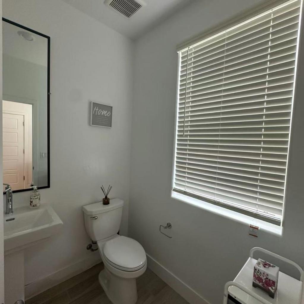 2732 E Teaberry Dr, Fresno, CA 93730