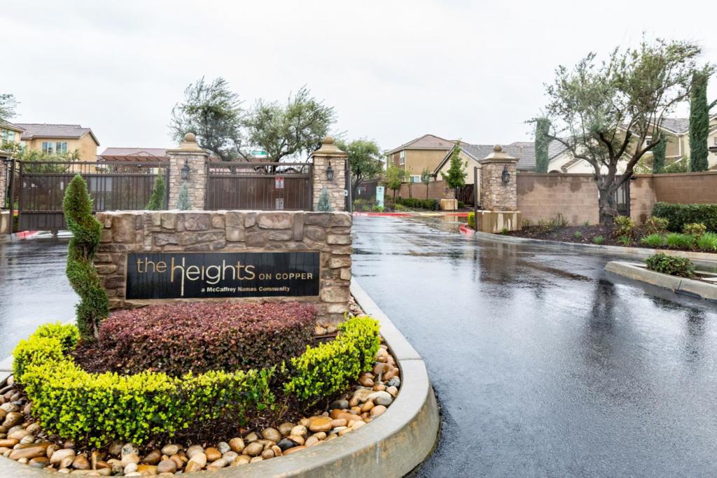 2037 E Christensen Dr, Fresno, CA 93730