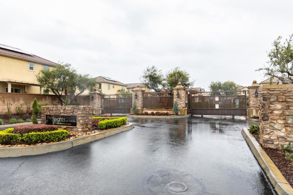 2037 E Christensen Dr, Fresno, CA 93730