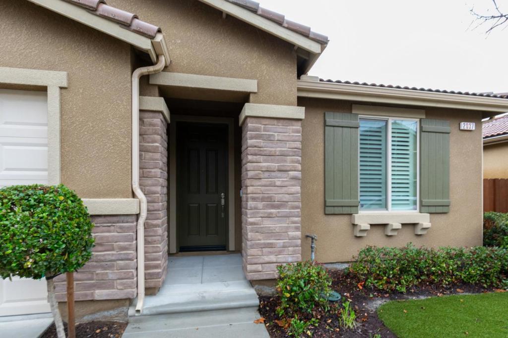 2037 E Christensen Dr, Fresno, CA 93730