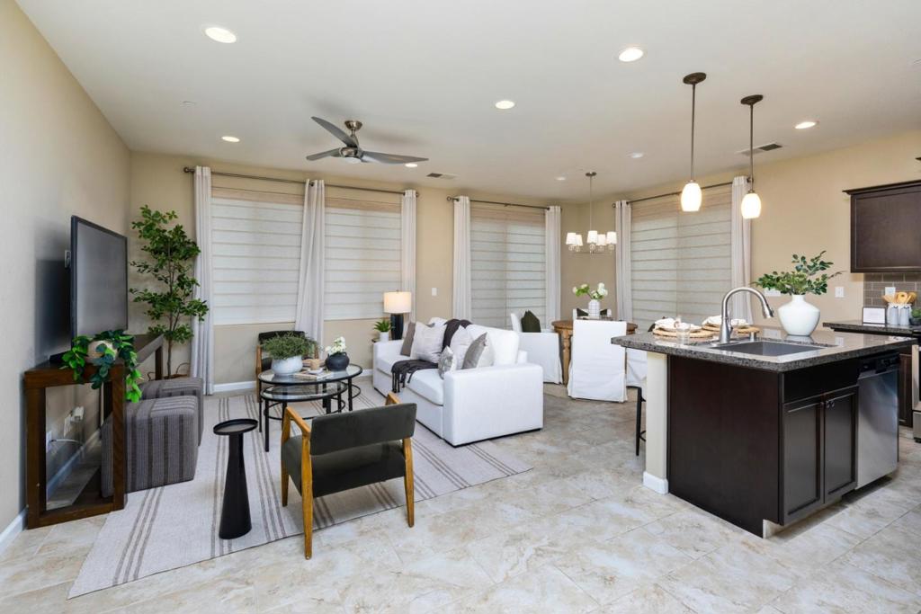 2037 E Christensen Dr, Fresno, CA 93730