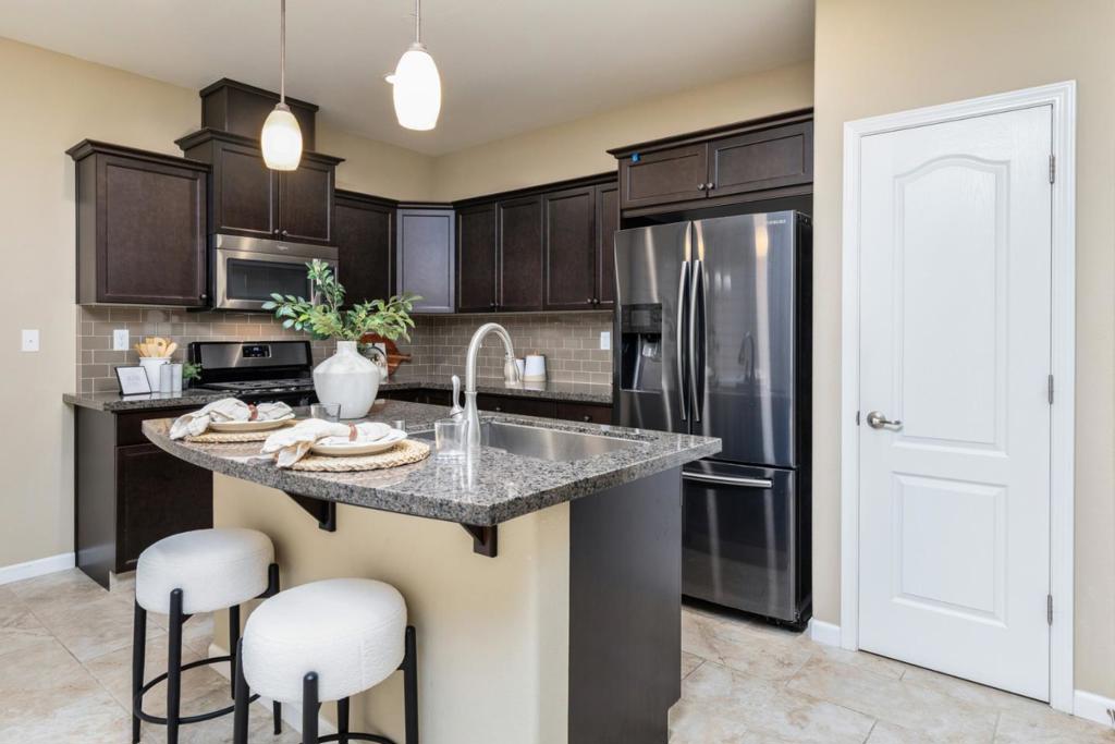 2037 E Christensen Dr, Fresno, CA 93730