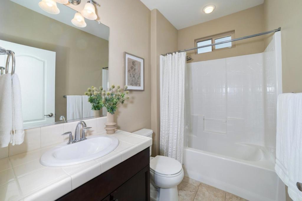 2037 E Christensen Dr, Fresno, CA 93730