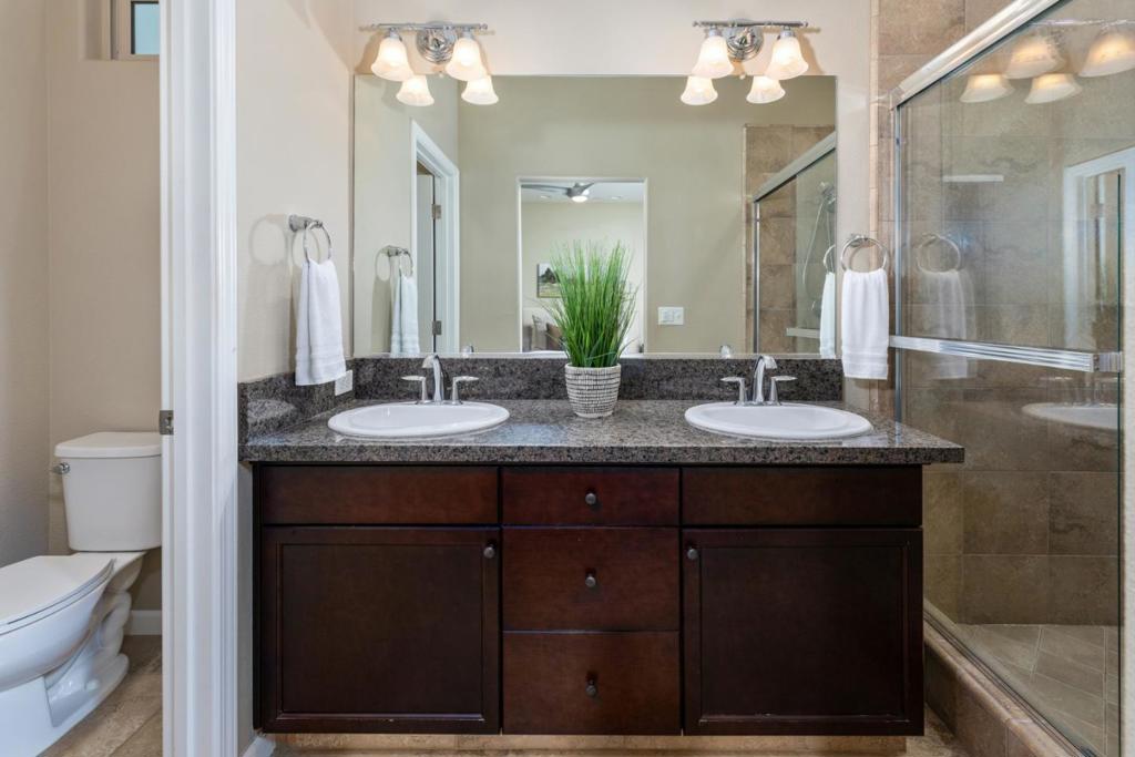 2037 E Christensen Dr, Fresno, CA 93730