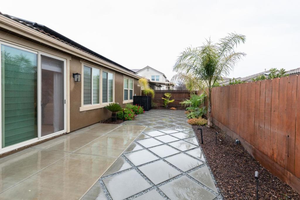 2037 E Christensen Dr, Fresno, CA 93730