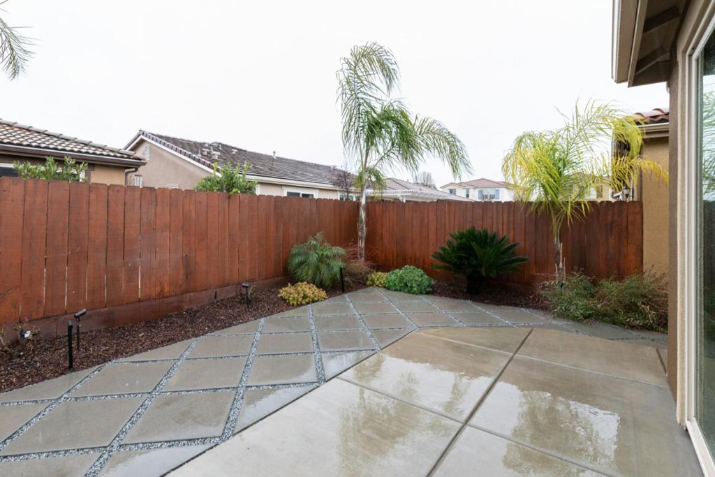 2037 E Christensen Dr, Fresno, CA 93730