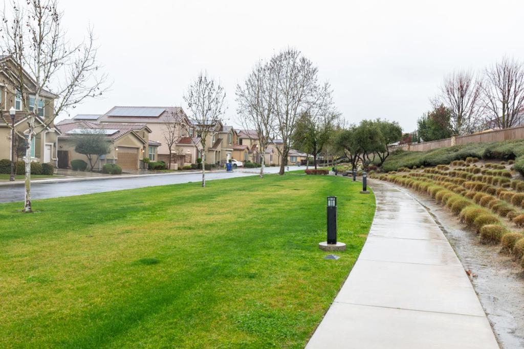 2037 E Christensen Dr, Fresno, CA 93730