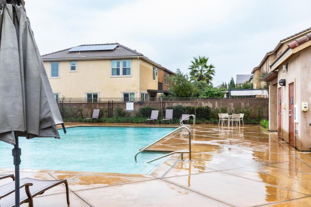 2037 E Christensen Dr, Fresno, CA 93730