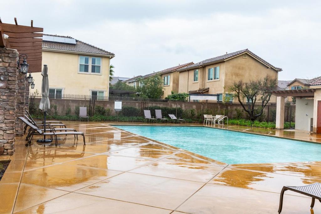 2037 E Christensen Dr, Fresno, CA 93730