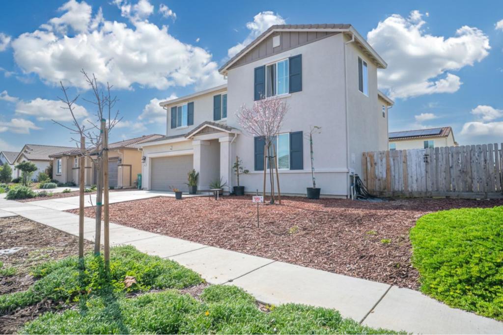 341 Manchester Dr, Los Banos, CA 93635