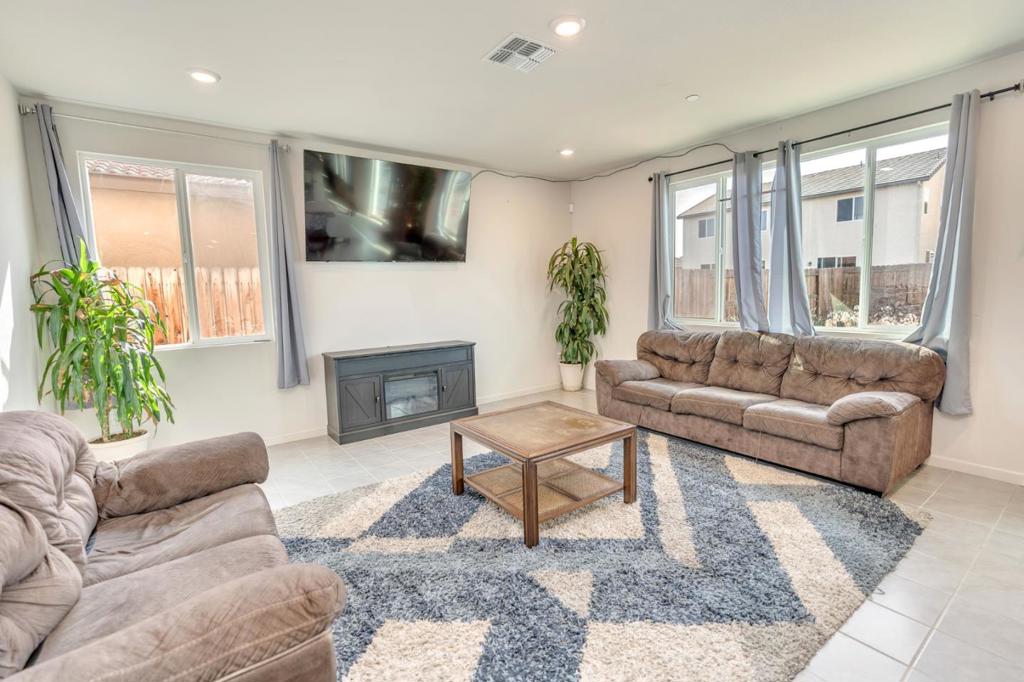 341 Manchester Dr, Los Banos, CA 93635