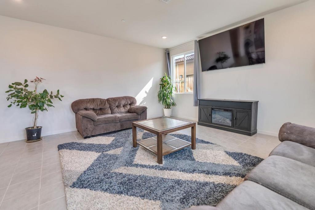 341 Manchester Dr, Los Banos, CA 93635