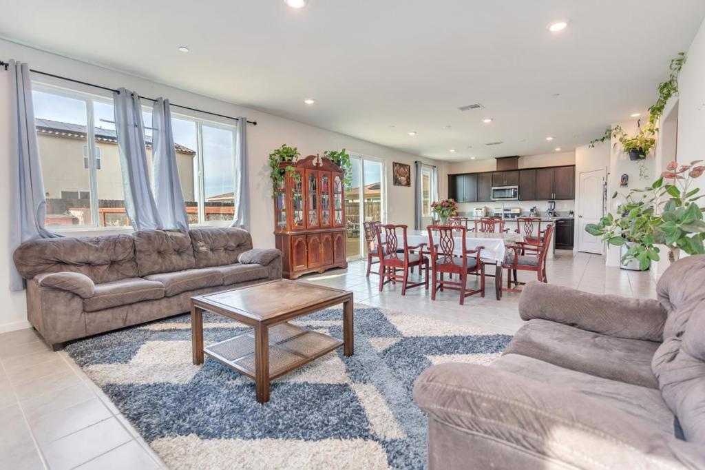 341 Manchester Dr, Los Banos, CA 93635