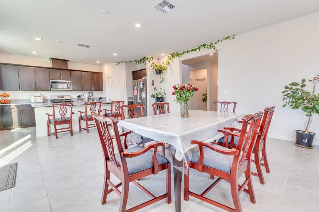 341 Manchester Dr, Los Banos, CA 93635