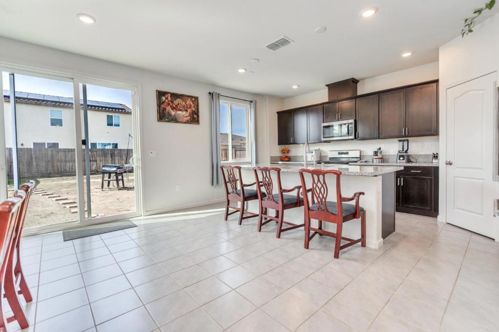 341 Manchester Dr, Los Banos, CA 93635