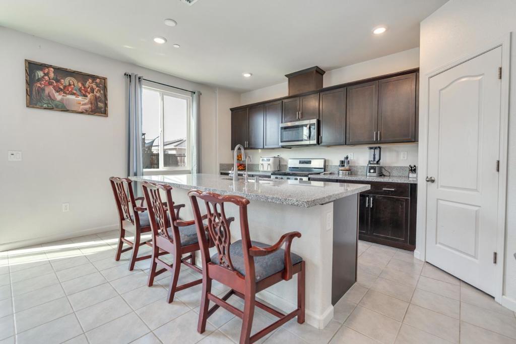 341 Manchester Dr, Los Banos, CA 93635