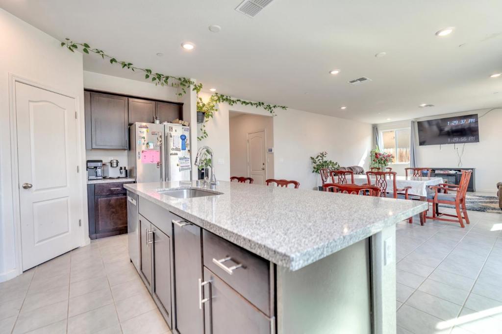 341 Manchester Dr, Los Banos, CA 93635