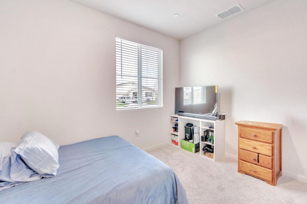 341 Manchester Dr, Los Banos, CA 93635