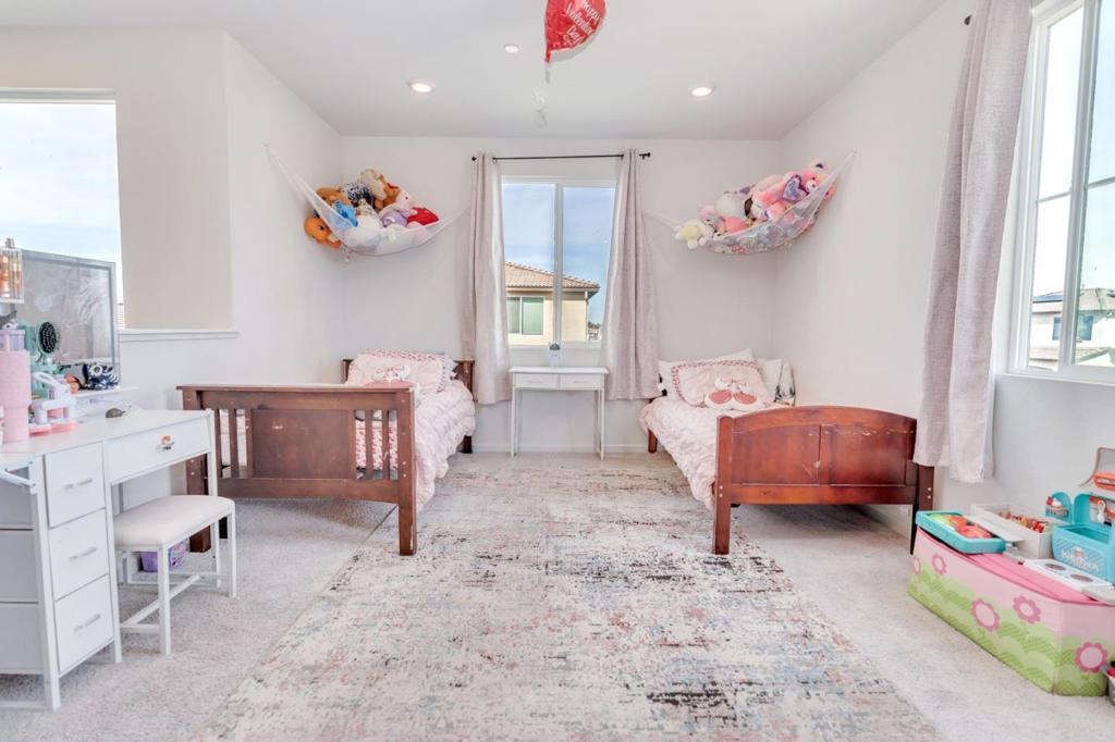 341 Manchester Dr, Los Banos, CA 93635