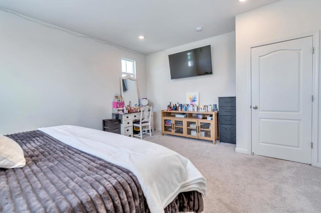 341 Manchester Dr, Los Banos, CA 93635