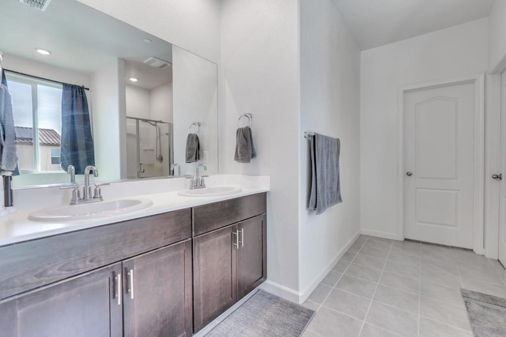 341 Manchester Dr, Los Banos, CA 93635