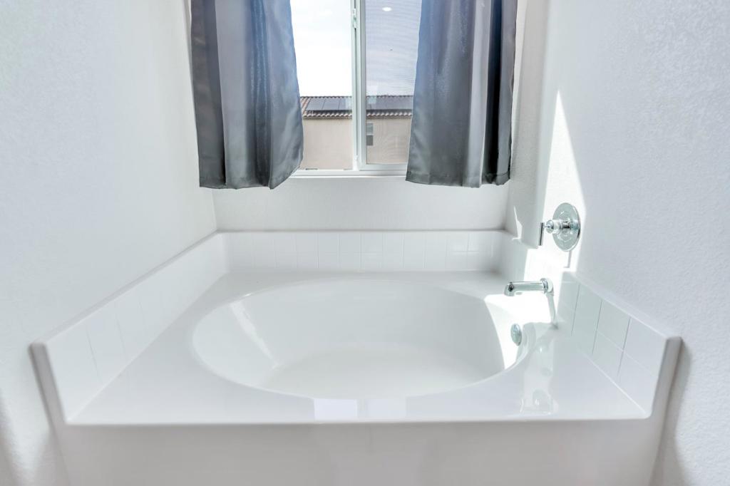 341 Manchester Dr, Los Banos, CA 93635