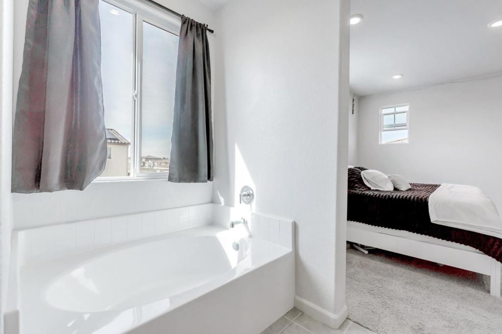 341 Manchester Dr, Los Banos, CA 93635