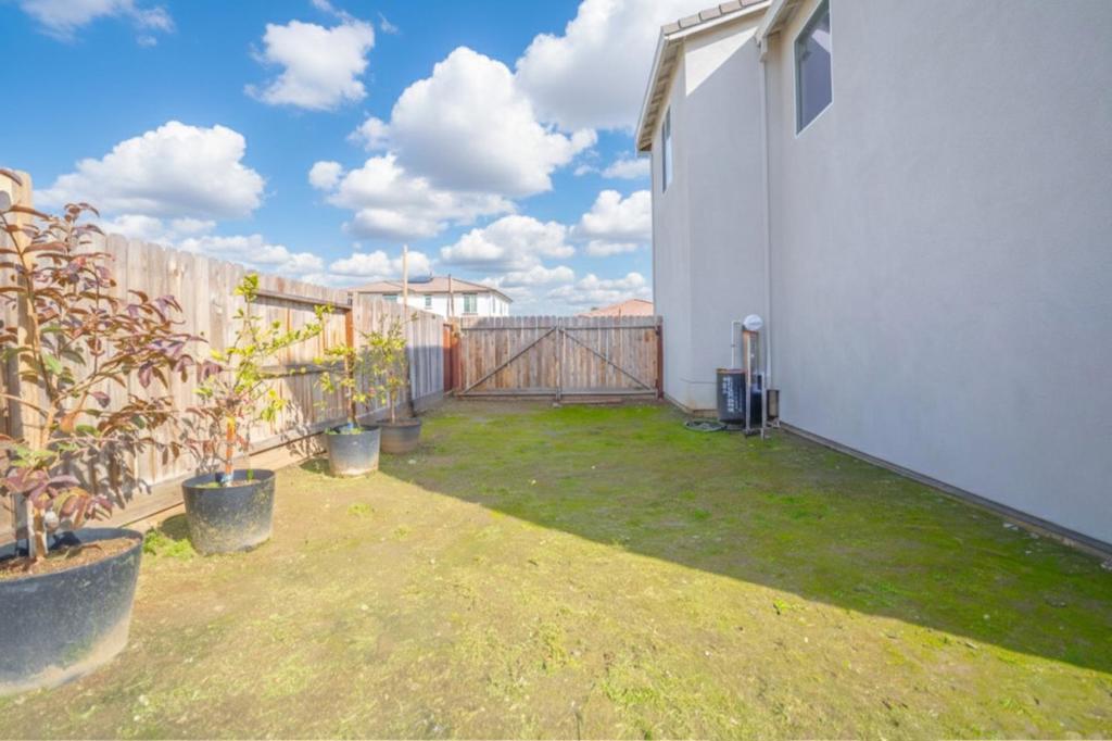 341 Manchester Dr, Los Banos, CA 93635