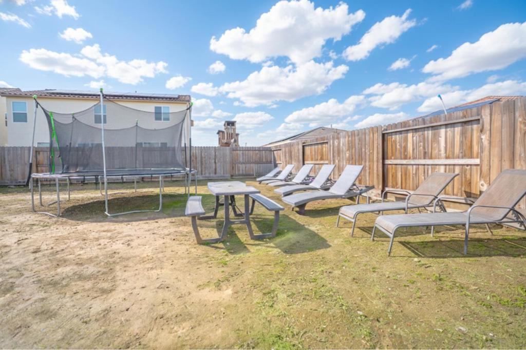 341 Manchester Dr, Los Banos, CA 93635