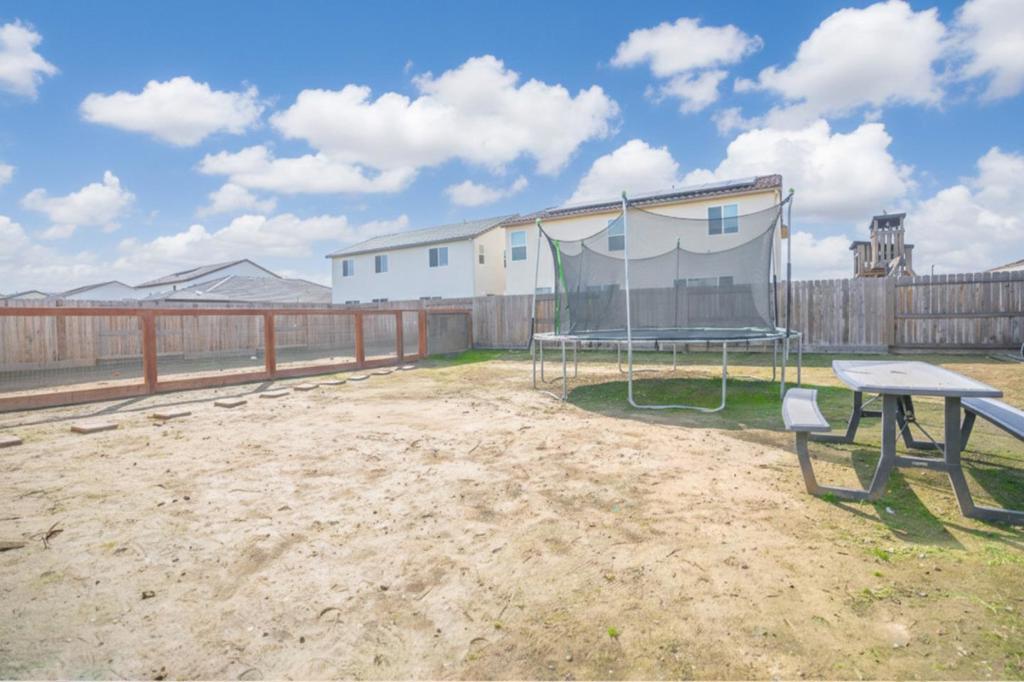 341 Manchester Dr, Los Banos, CA 93635