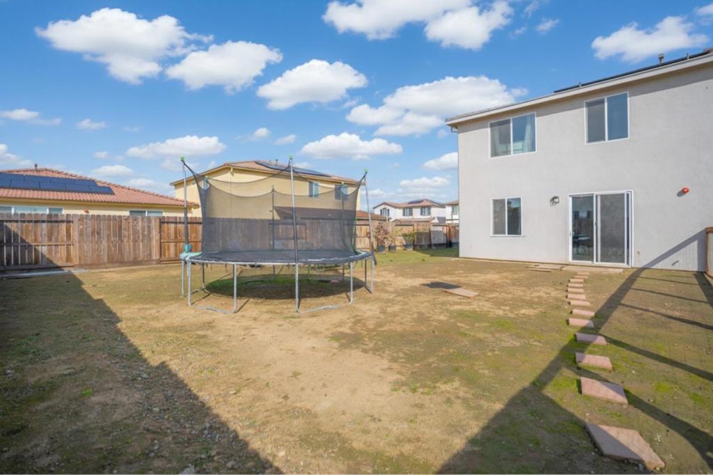 341 Manchester Dr, Los Banos, CA 93635