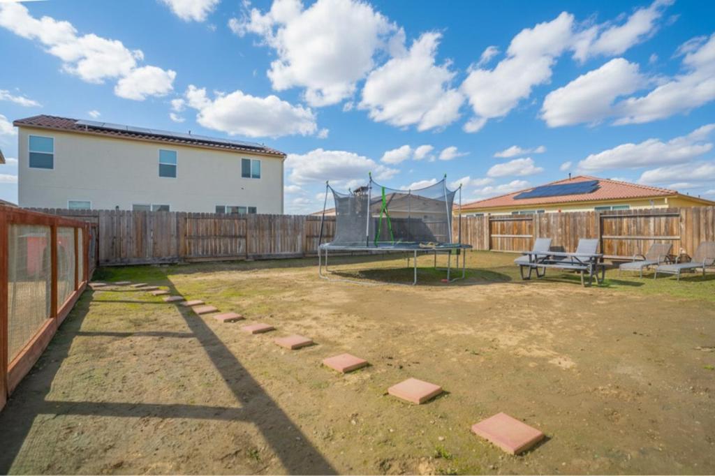 341 Manchester Dr, Los Banos, CA 93635