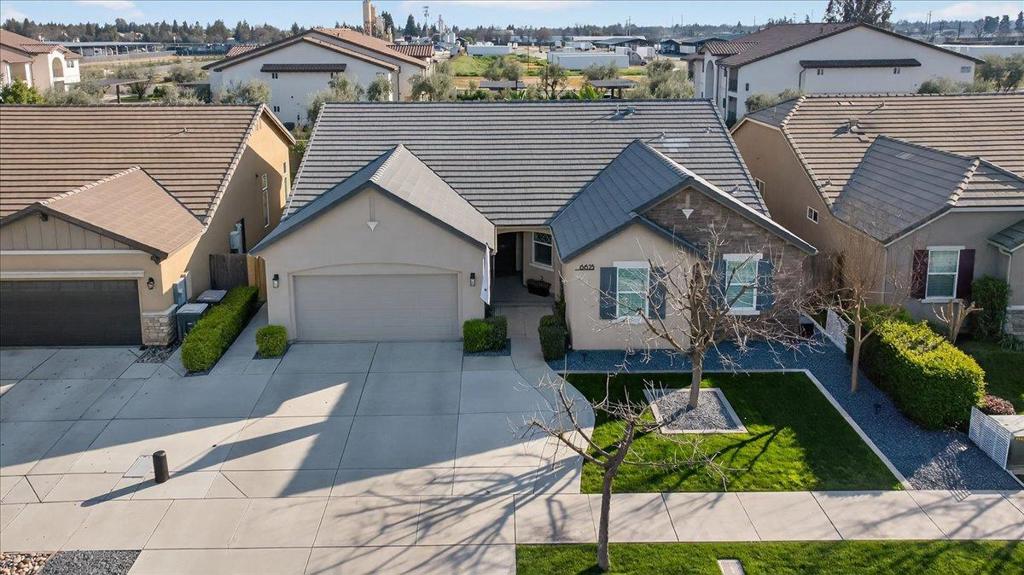 6625 W Vine Ct, Visalia, CA 93291