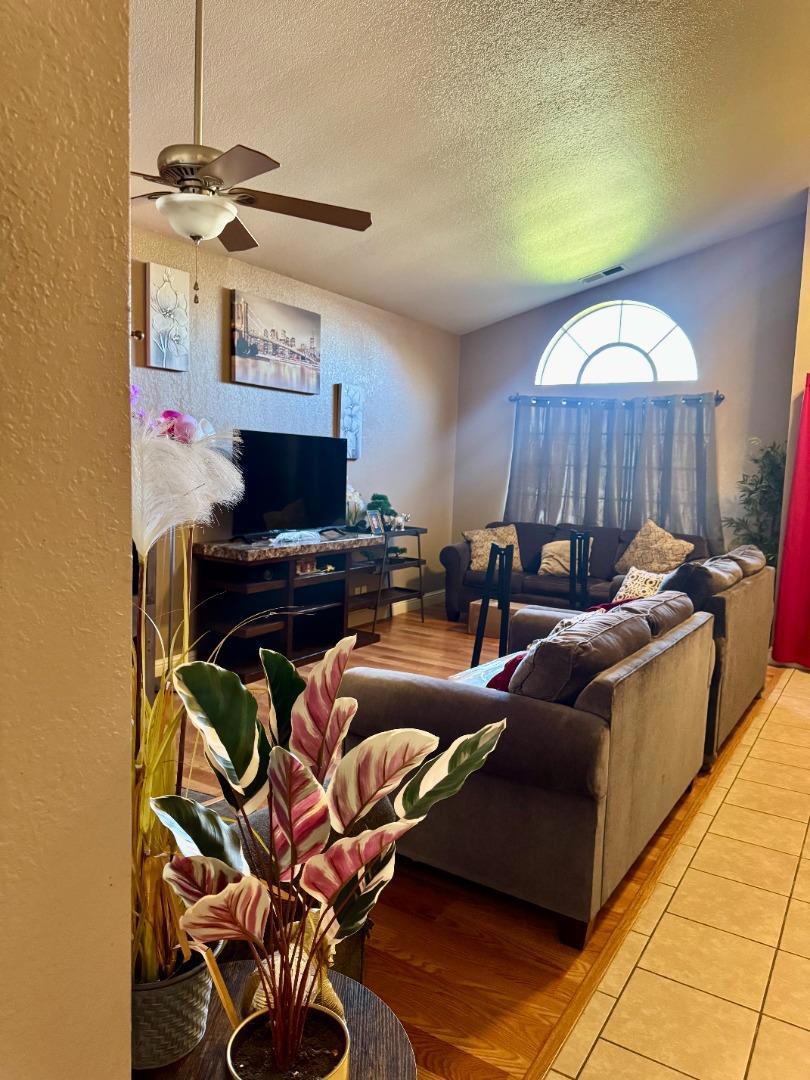 1363 Merganser Ct, Newman, CA 95360