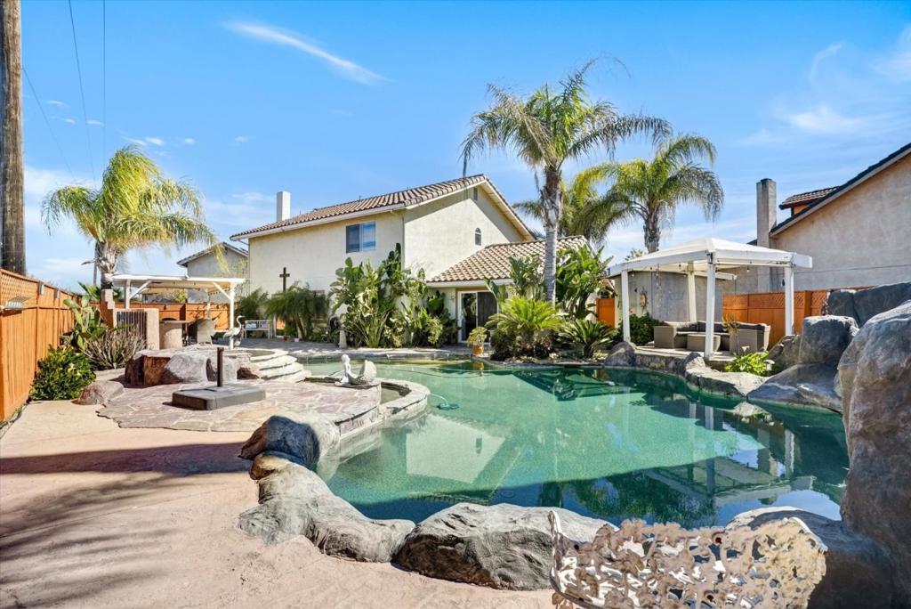 573 Rosewood Ct, Los Banos, CA 93635