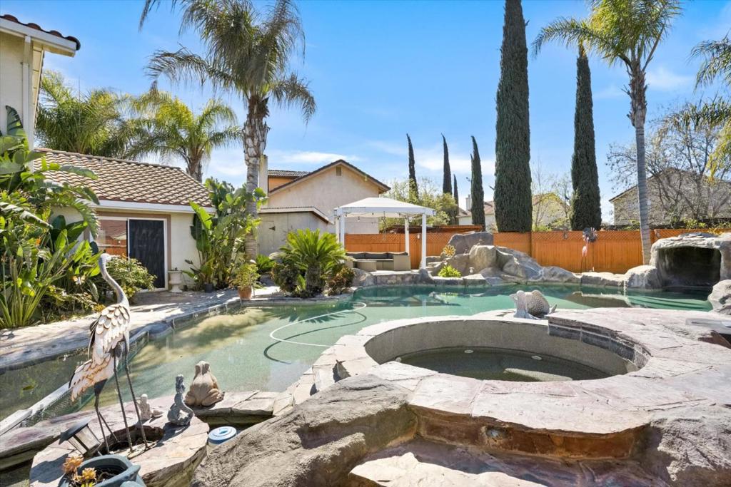 573 Rosewood Ct, Los Banos, CA 93635