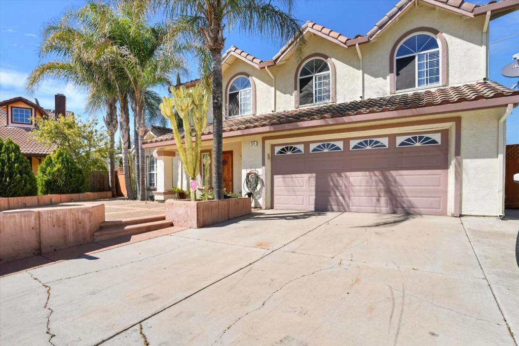 573 Rosewood Ct, Los Banos, CA 93635