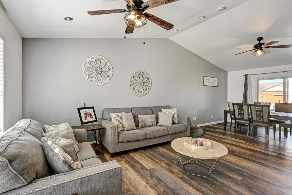 573 Rosewood Ct, Los Banos, CA 93635