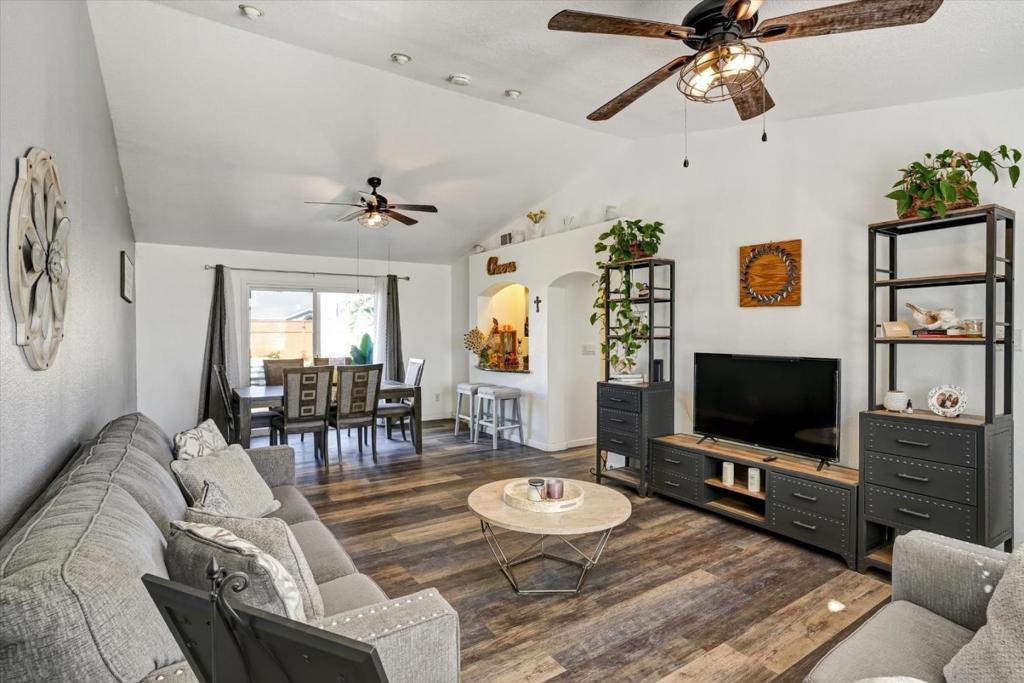 573 Rosewood Ct, Los Banos, CA 93635